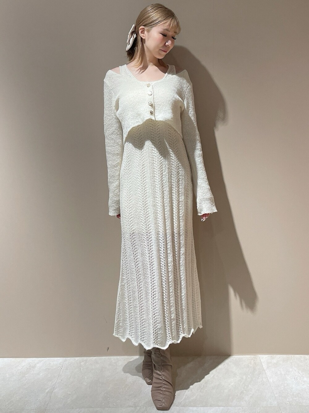 ホワイト系のブルゾン、ホワイト系のワンピース、ベージュ系のブーツを着用したレディースの秋コーディネートの4枚目の写真