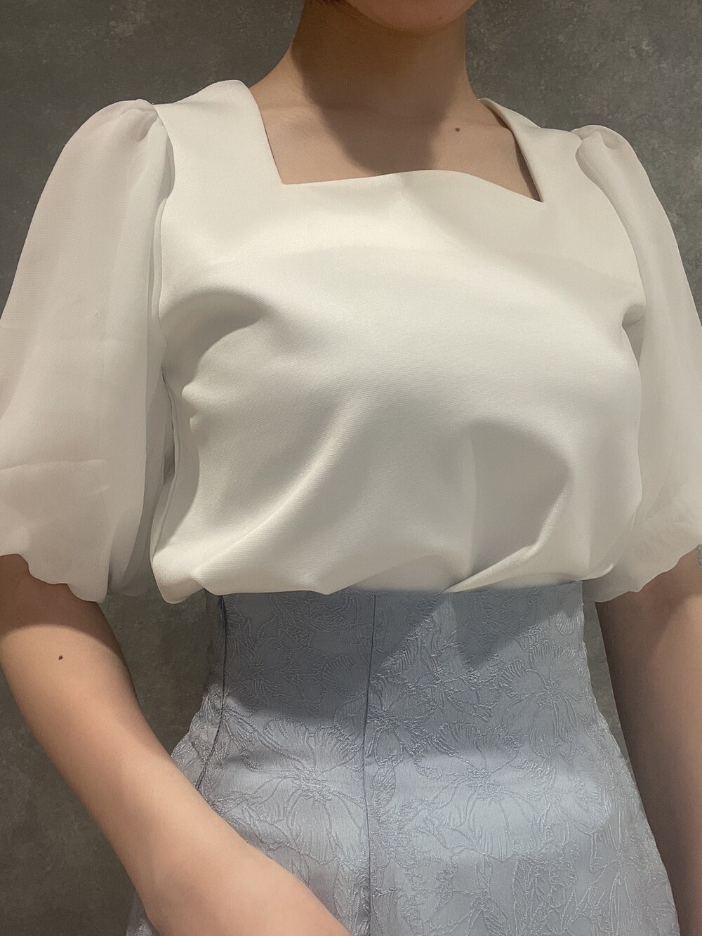 ホワイト系のサンダル、ブルー系のスカート、ホワイト系のTシャツ/カットソーを着用したレディースの春コーディネートの5枚目の写真