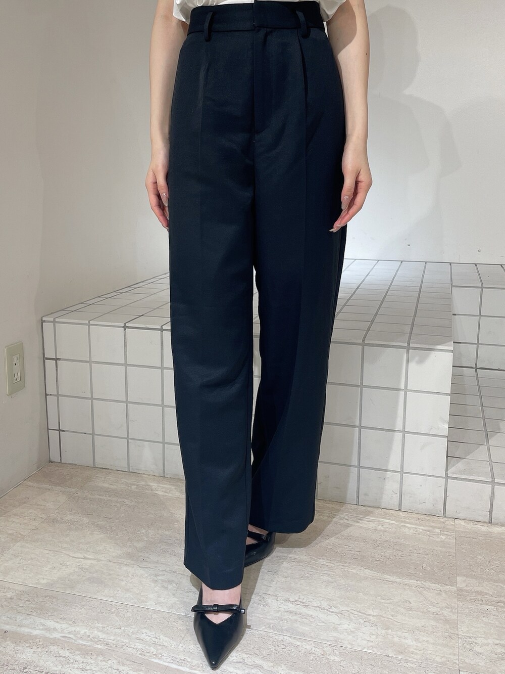 ブラック系のパンプス、ブラック系のタンクトップ、ブラック系のその他パンツを着用したレディースの夏コーディネートの7枚目の写真