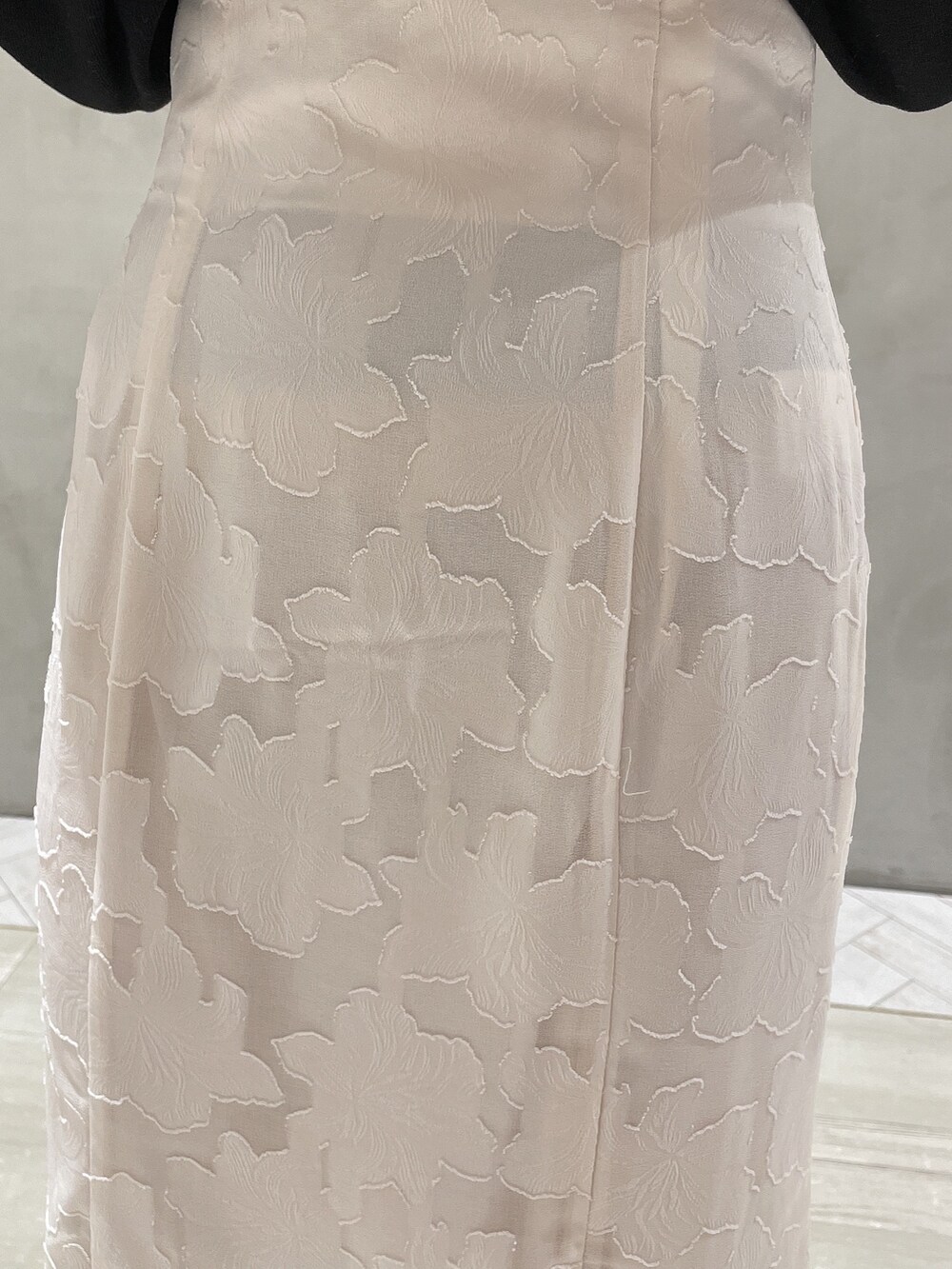 ホワイト系のパンプス、ホワイト系のスカート、ブラック系のニット/セーターを着用したレディースの冬コーディネートの8枚目の写真