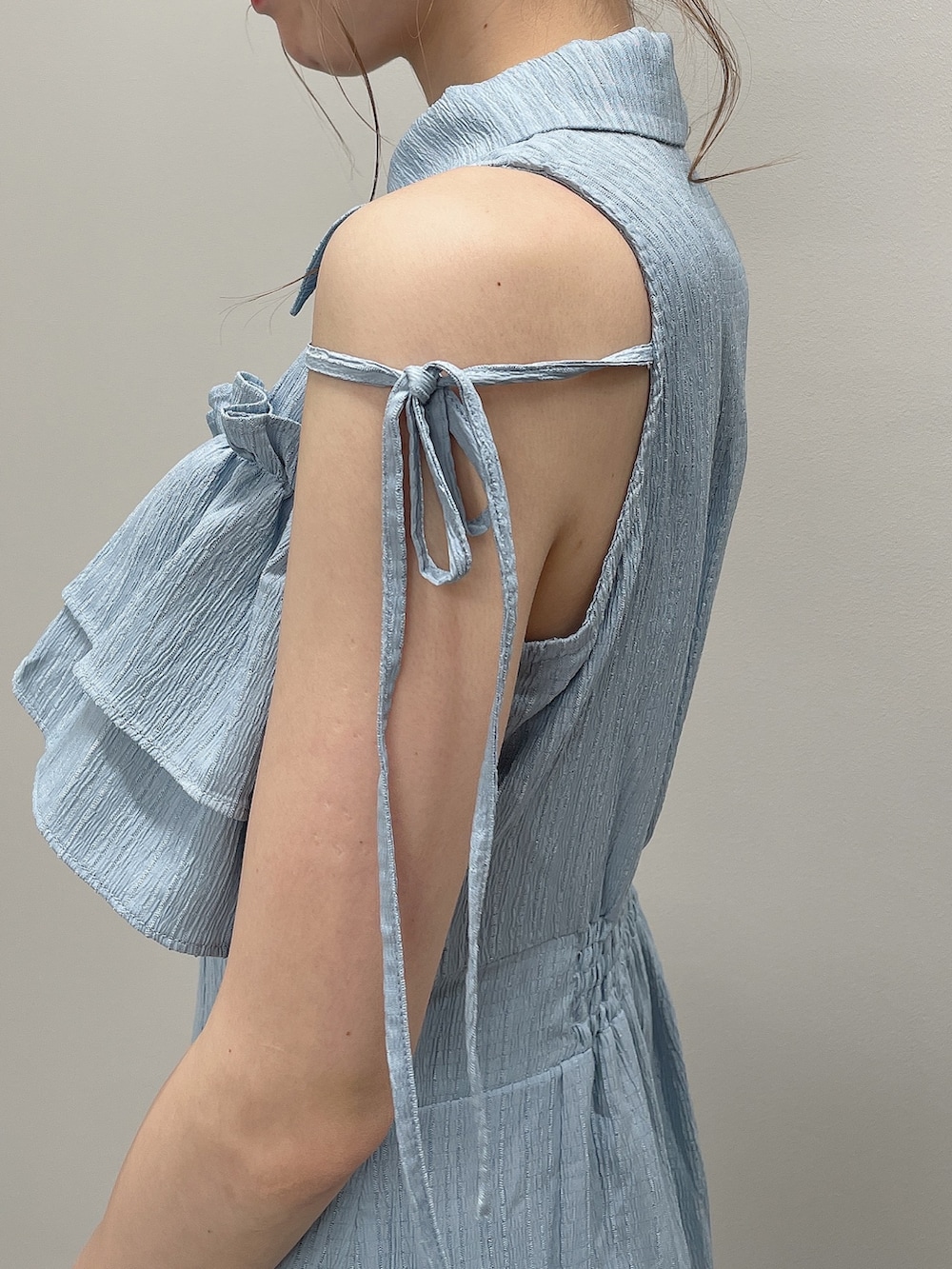 ブルー系のシャツワンピース、ベージュ系のサンダルを着用したレディースの春コーディネートの6枚目の写真