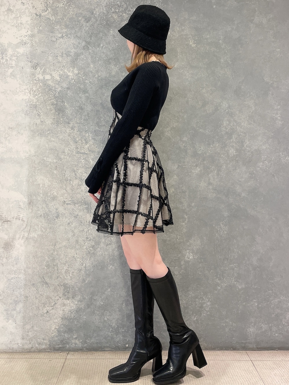 その他のワンピース、ブラック系のブーツ、ブラック系のライダースジャケットを着用したレディースの冬コーディネートの3枚目の写真