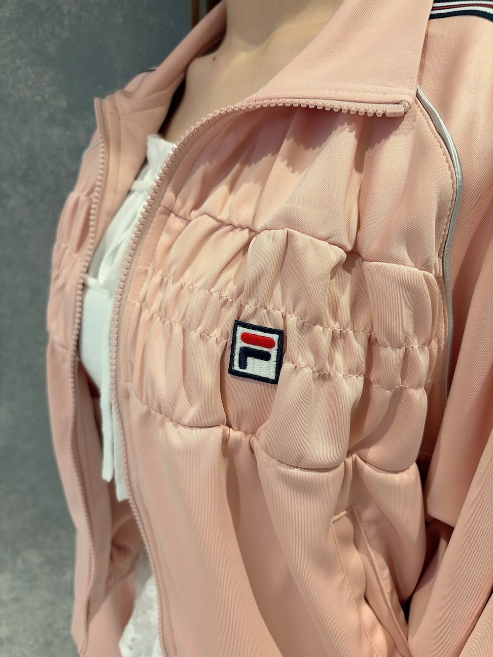 ピンク系のその他アウター、ホワイト系のスカート、ホワイト系のニット/セーターを着用したレディースの冬コーディネートの6枚目の写真