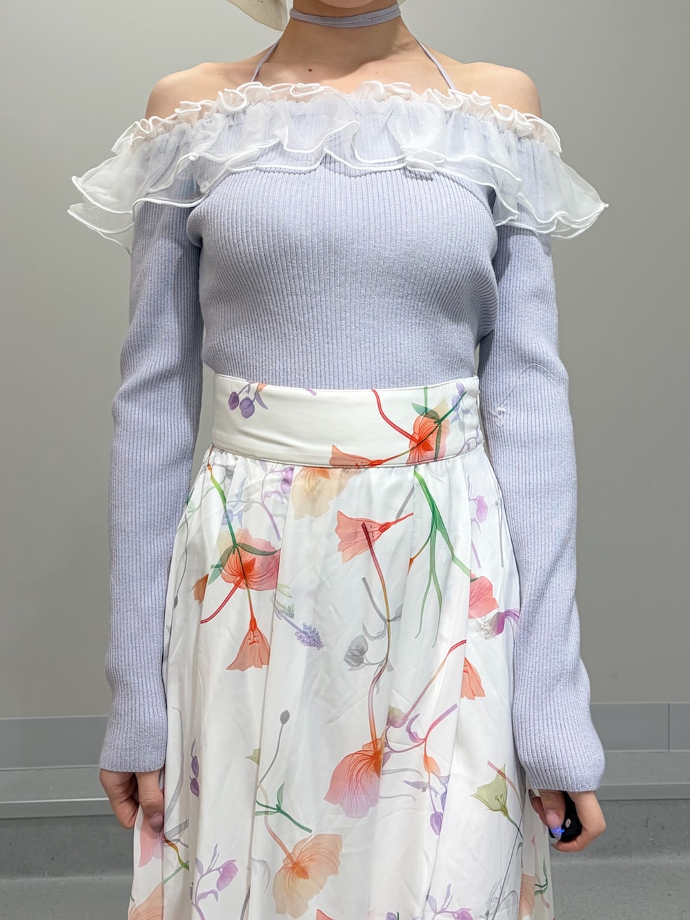 ホワイト系のテーラードジャケット、パープル系のニット/セーター、ホワイト系のスカートを着用したレディースの冬コーディネートの8枚目の写真