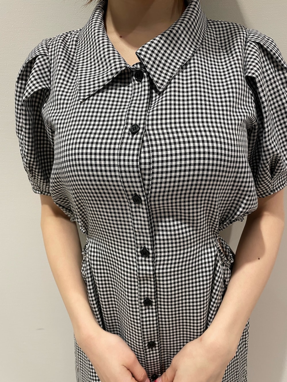 その他のワンピース、ブラック系のパンプスを着用したレディースの春コーディネートの5枚目の写真