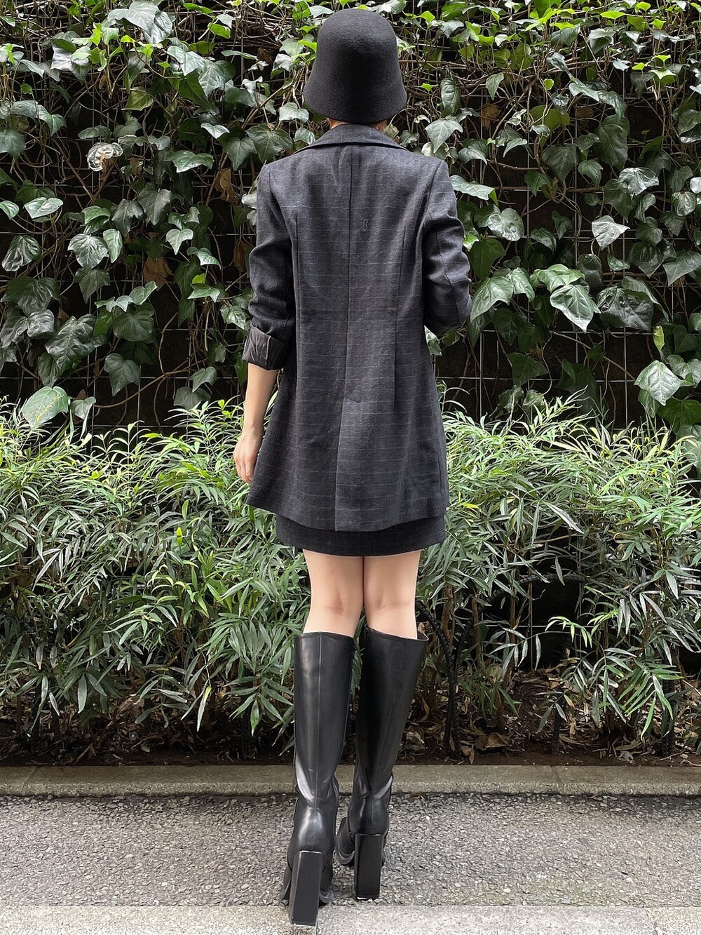 ブラック系のブーツ、その他のワンピース、その他のテーラードジャケットを着用したレディースの秋コーディネートの6枚目の写真