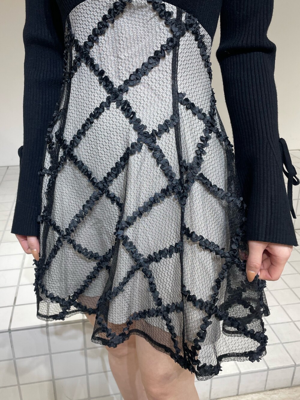 ブラック系のワンピース、ブラック系のブーツ、ブラック系のバレッタ/ヘアクリップを着用したレディースの冬コーディネートの7枚目の写真