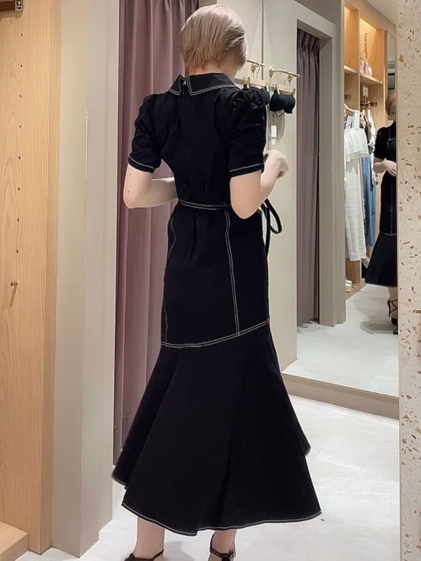 ブラック系のワンピース、ブラック系のパンプスを着用したレディースの夏コーディネートの3枚目の写真