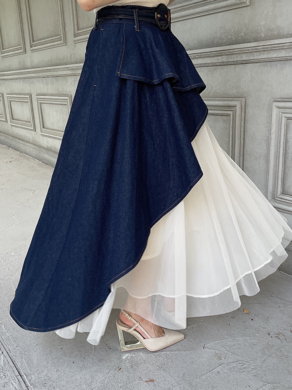 ブルー系のスカート、ホワイト系のニット/セーター、ベージュ系のサンダルを着用したレディースの夏コーディネートの6枚目の写真