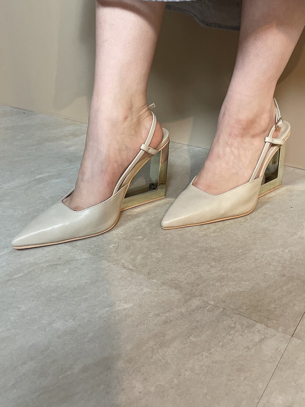 ホワイト系のワンピース、ホワイト系のハンドバッグ、ベージュ系のサンダルを着用したレディースの夏コーディネートの7枚目の写真