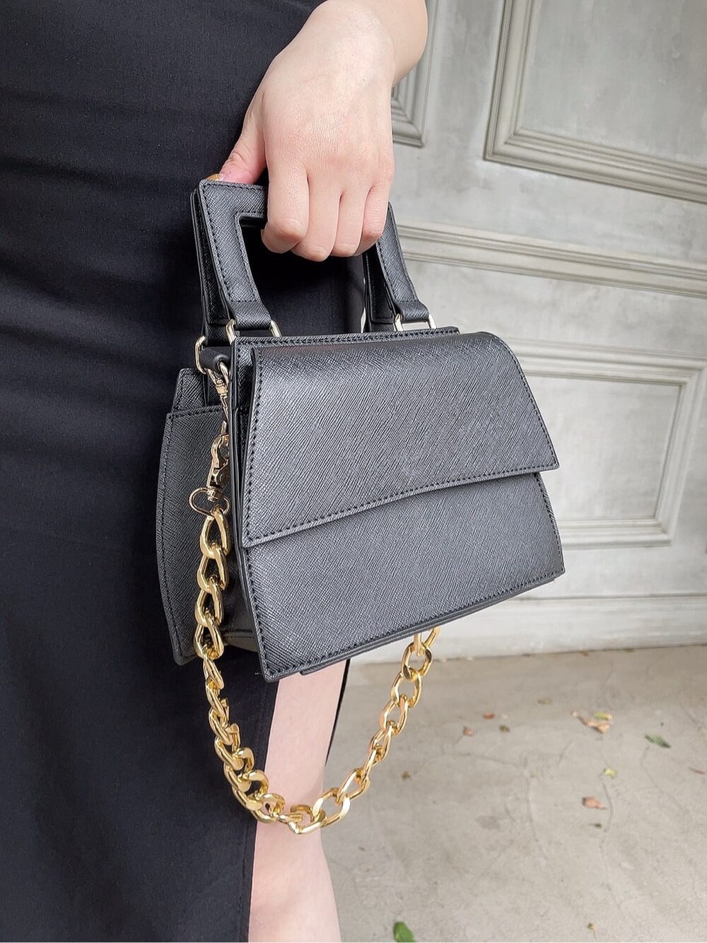 ブラック系のスカート、ブラック系のサンダル、グリーン系のニット/セーターを着用したレディースの春コーディネートの9枚目の写真