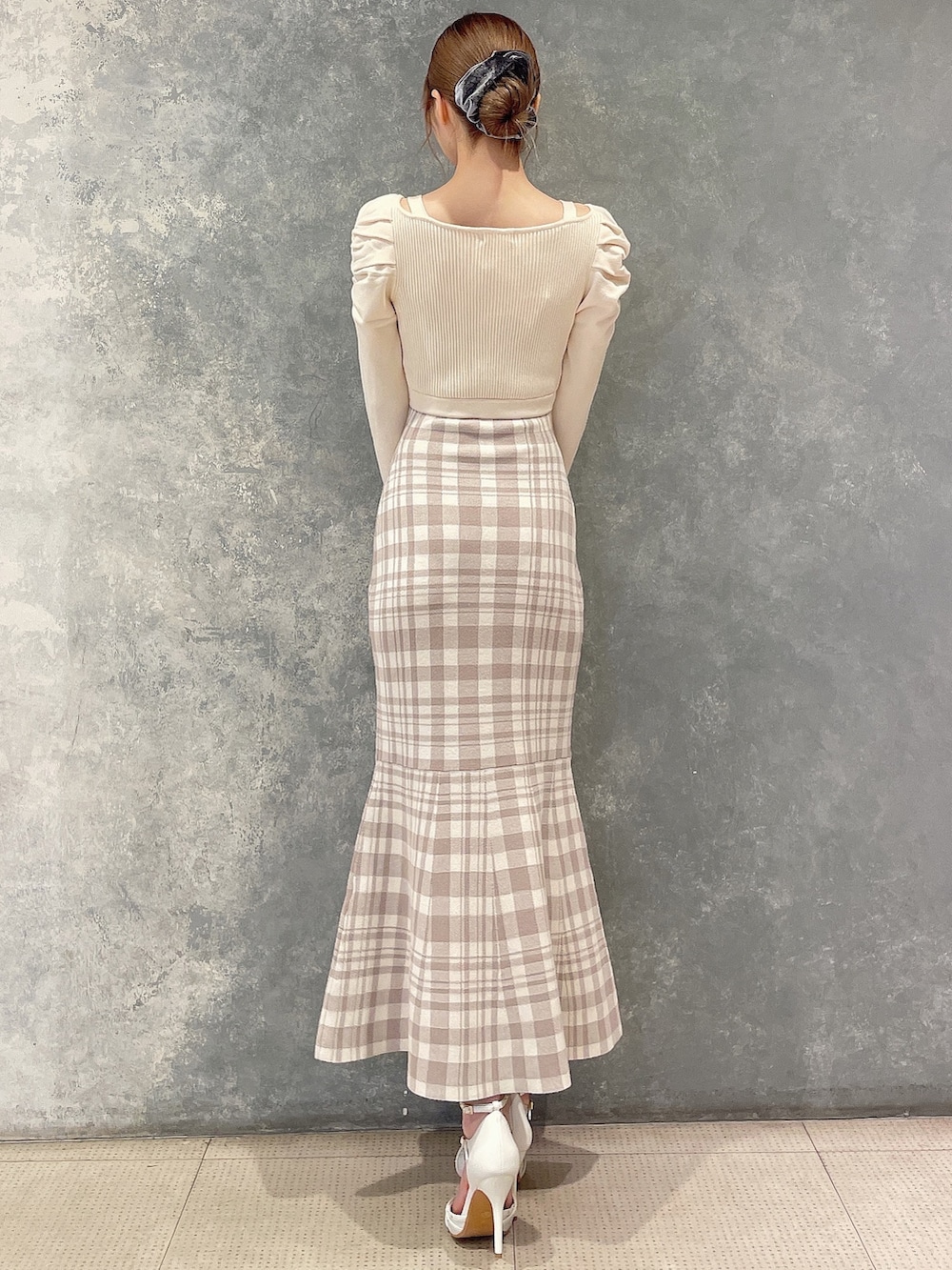 ホワイト系のワンピース、ホワイト系のパンプス、グレー系のシュシュを着用したレディースの秋コーディネートの3枚目の写真