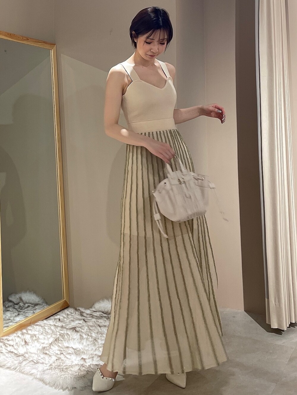 ホワイト系のテーラードジャケット、ホワイト系のワンピースを着用したレディースの春コーディネートの6枚目の写真