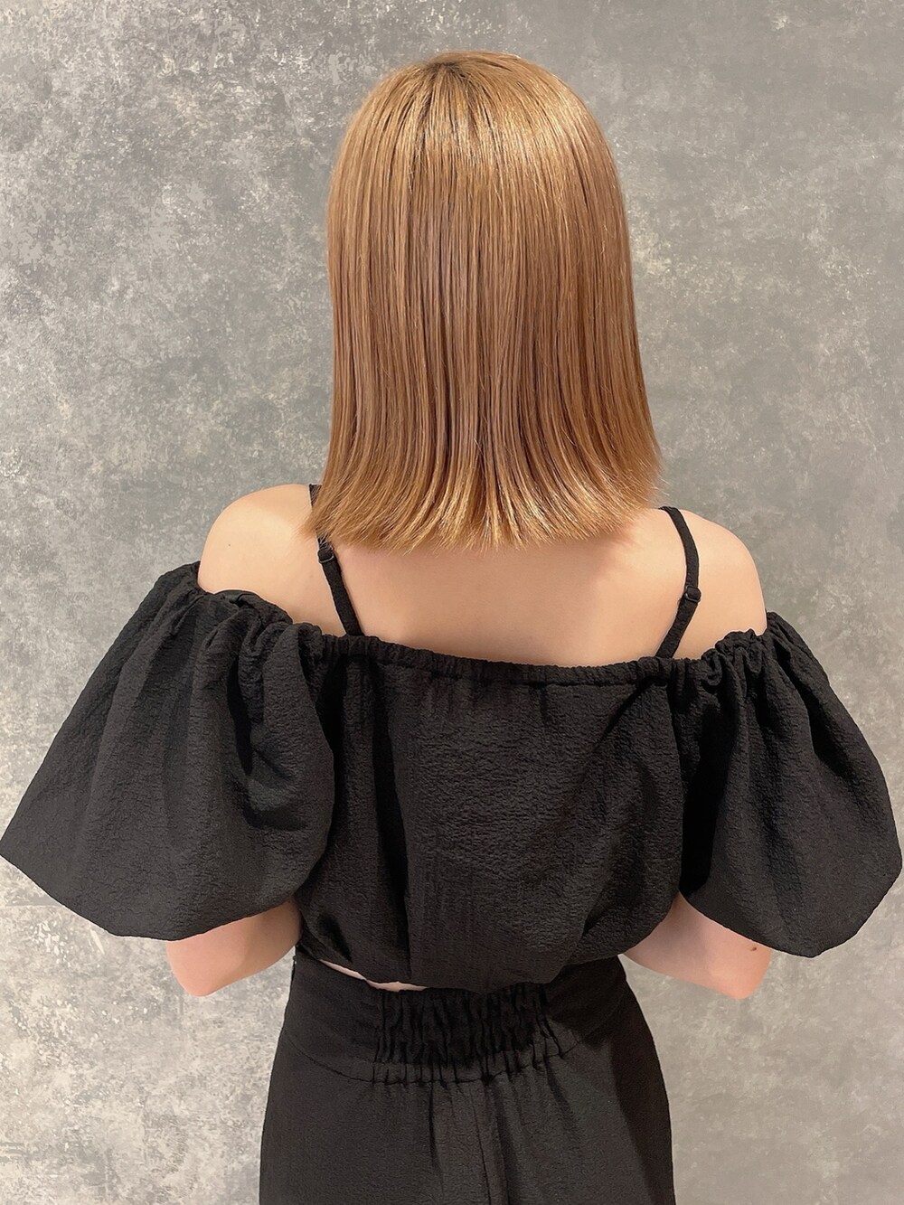 ブラック系のサンダル、ブラック系のその他パンツ、ブラック系のシャツ/ブラウスを着用したレディースの夏コーディネートの5枚目の写真