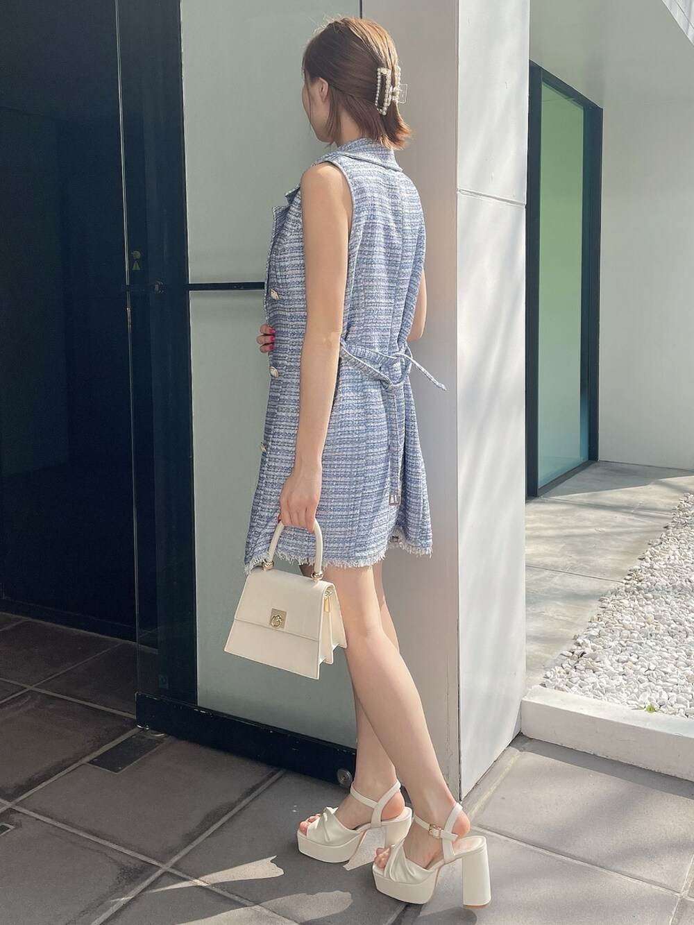 ホワイト系のハンドバッグ、ブルー系のワンピース、ブルー系のワンピースを着用したレディースの春コーディネートの4枚目の写真