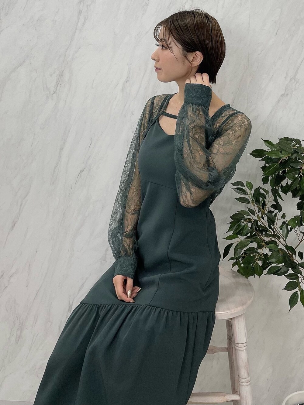 ブラック系のサンダル、グリーン系のワンピースを着用したレディースの秋コーディネートの6枚目の写真