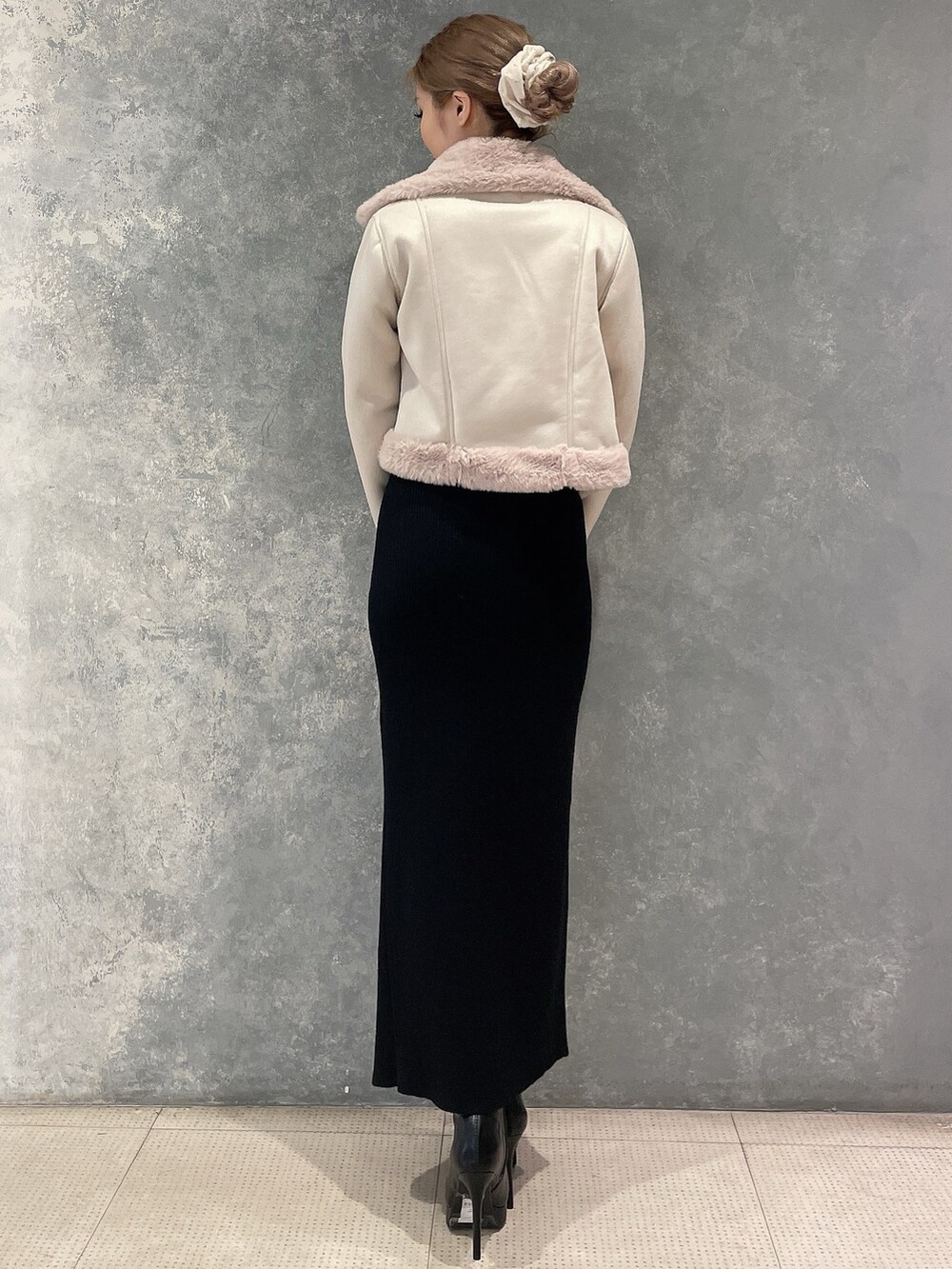 ベージュ系のブルゾン、ブラック系のワンピース、ブラック系のブーツを着用したレディースの秋コーディネートの3枚目の写真