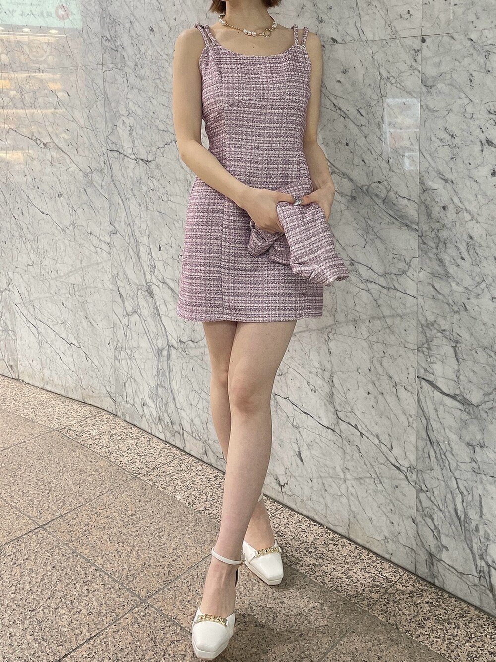 ピンク系のワンピース、ピンク系のワンピース、ホワイト系のパンプスを着用したレディースの春コーディネートの6枚目の写真