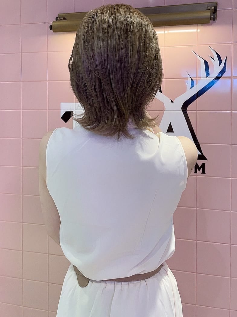 ピンク系のサンダル、ベージュ系のハンドバッグ、ホワイト系のシャツワンピースを着用したレディースの春コーディネートの8枚目の写真