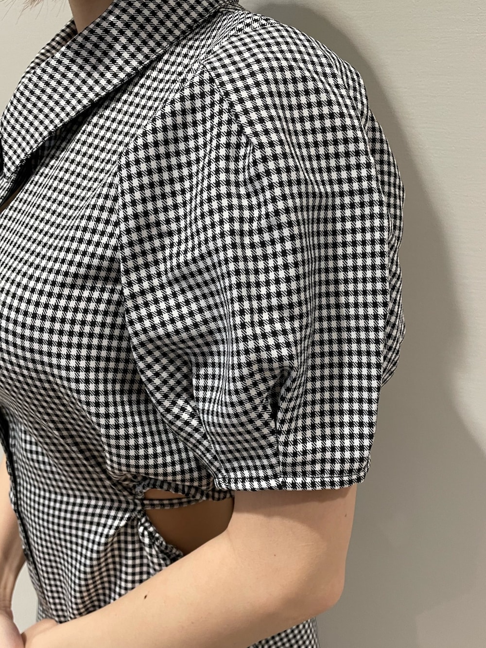 その他のワンピース、ブラック系のパンプスを着用したレディースの春コーディネートの6枚目の写真