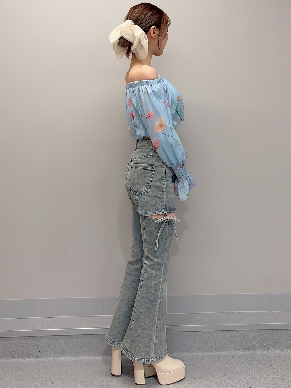 ブルー系のシャツ/ブラウス、ブルー系のデニムパンツ、ホワイト系のブーツを着用したレディースの冬コーディネートの2枚目の写真