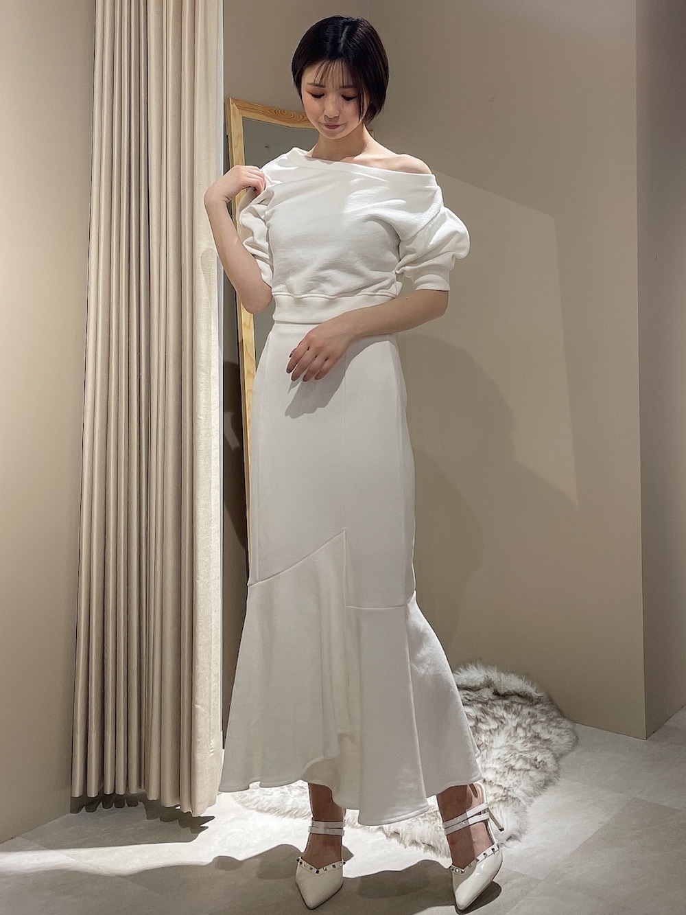 ホワイト系のスウェット、ホワイト系のスカートを着用したレディースの春コーディネートの2枚目の写真