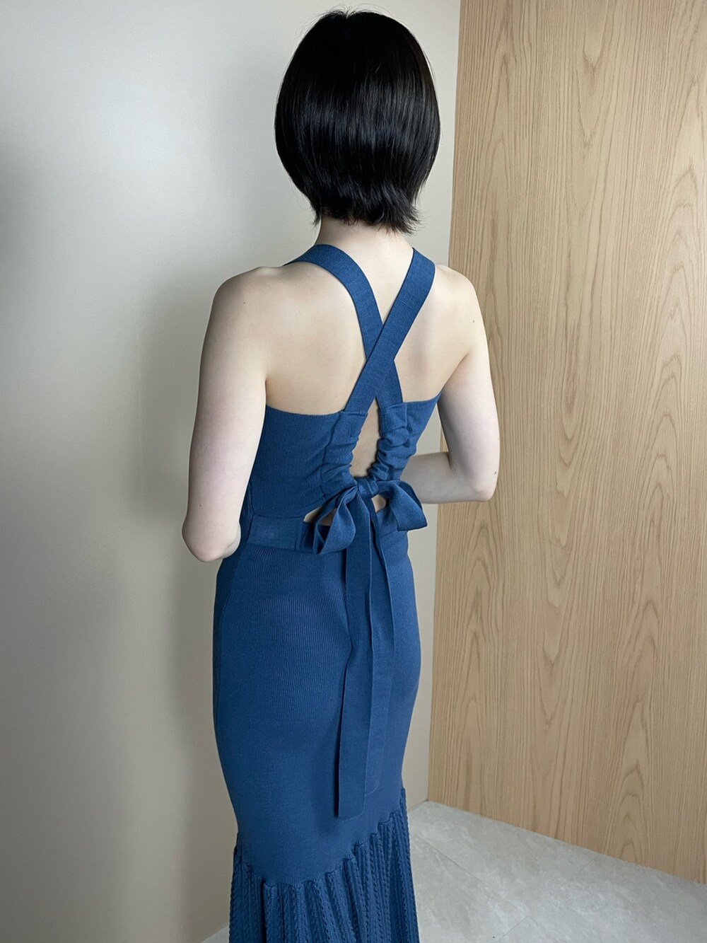 ホワイト系のサンダル、ブルー系のワンピースを着用したレディースの春コーディネートの4枚目の写真