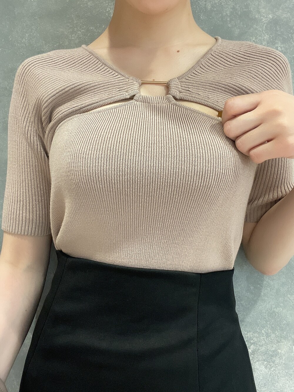 ブラック系のサンダル、ベージュ系のニット/セーター、ブラック系のスカートを着用したレディースの夏コーディネートの5枚目の写真