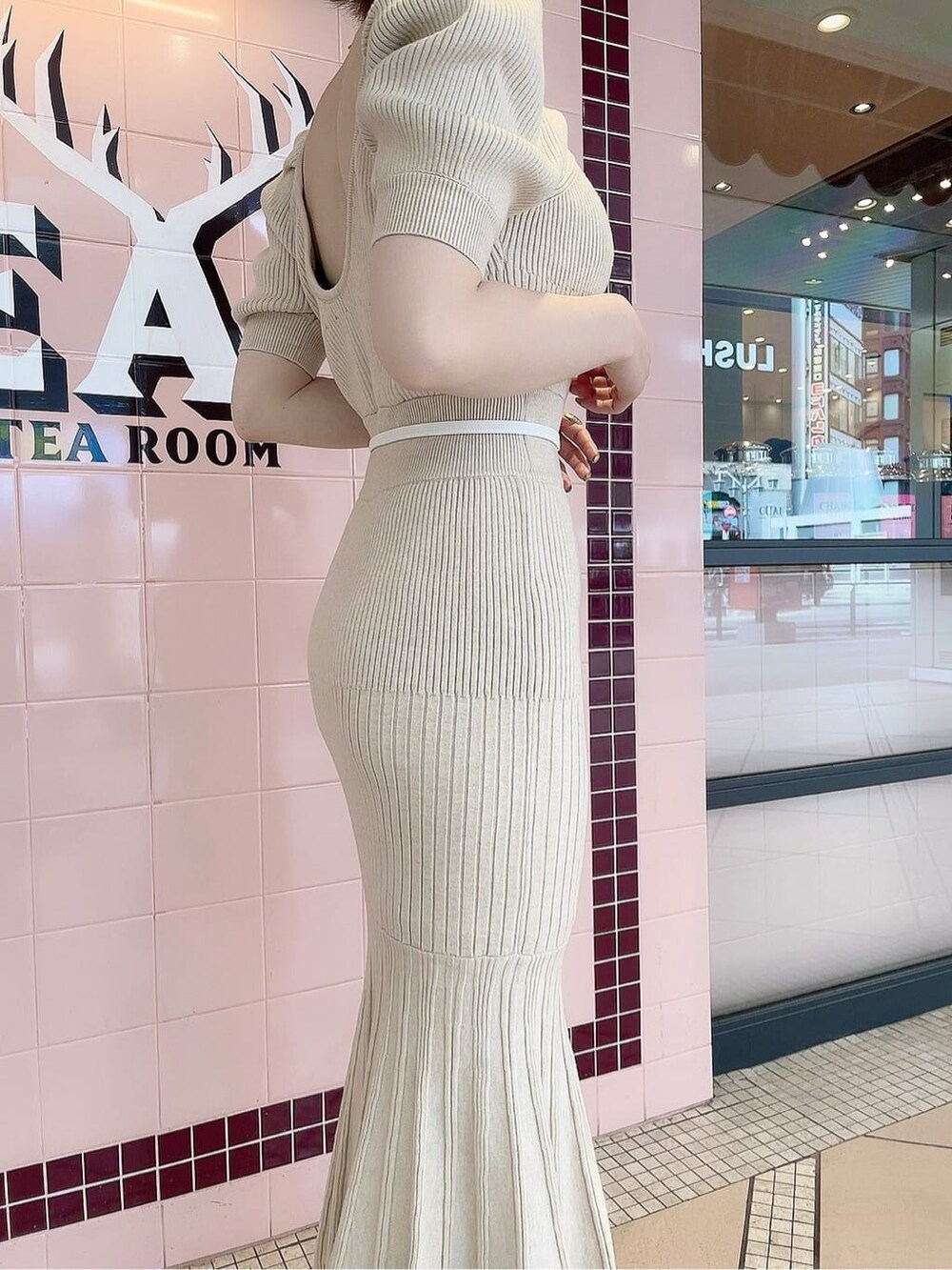 ベージュ系のワンピース、その他のパンプス、ゴールド系のネックレスを着用したレディースの春コーディネートの4枚目の写真