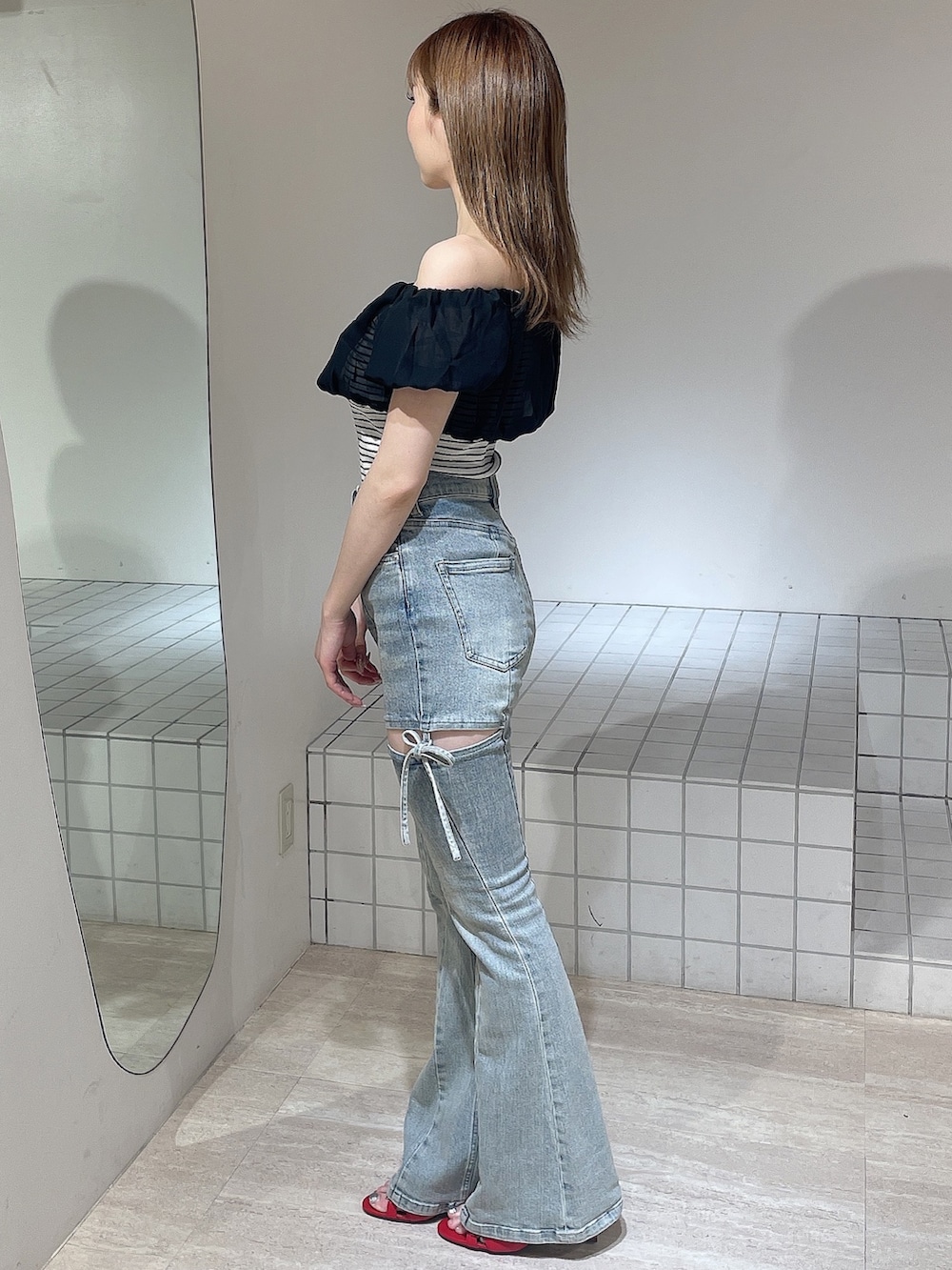 その他のTシャツ/カットソー、ブルー系のデニムパンツ、レッド系のサンダルを着用したレディースの夏コーディネートの3枚目の写真