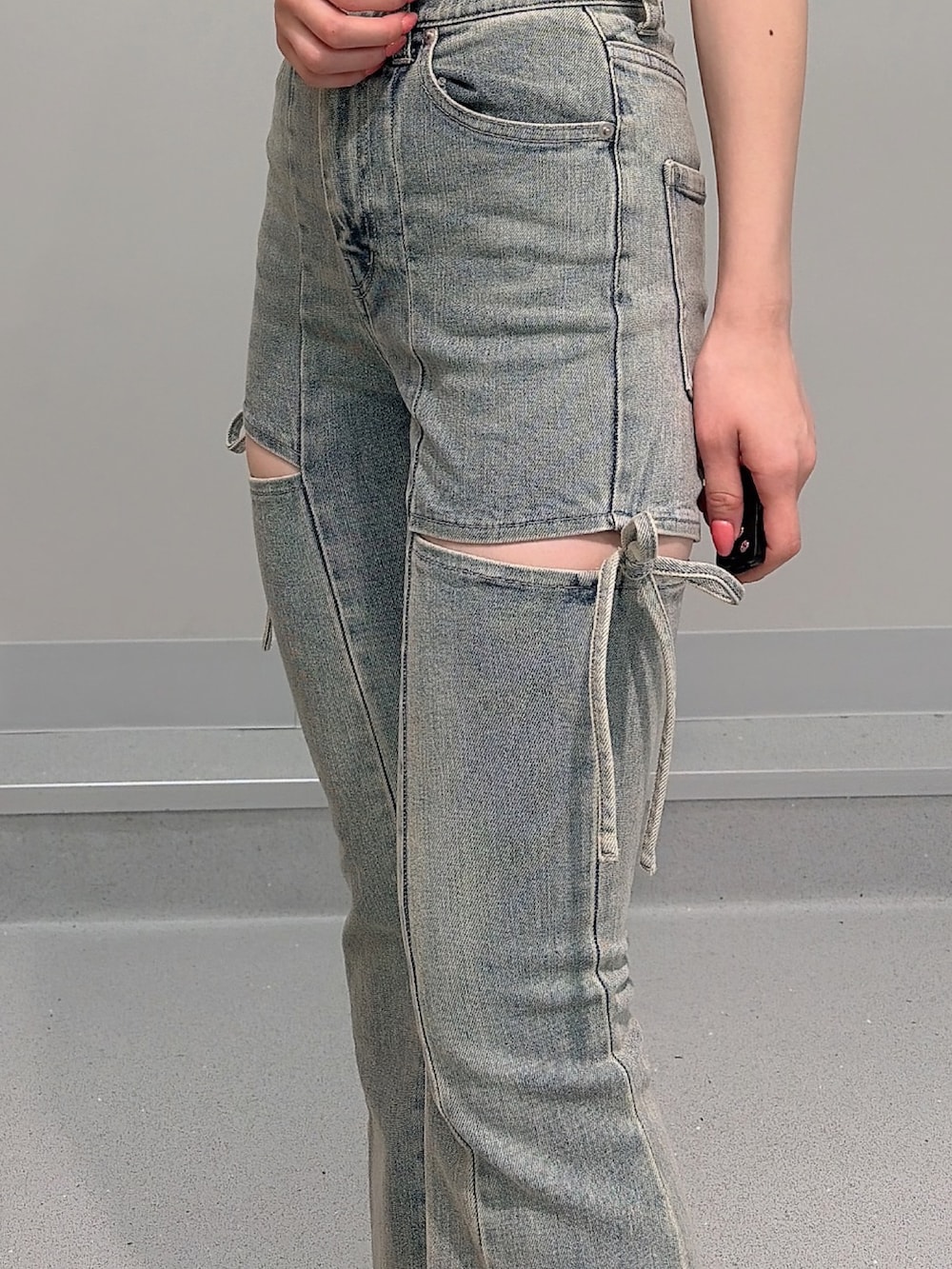 ホワイト系のシャツ/ブラウス、ブルー系のデニムパンツ、ホワイト系のサンダルを着用したレディースの夏コーディネートの6枚目の写真