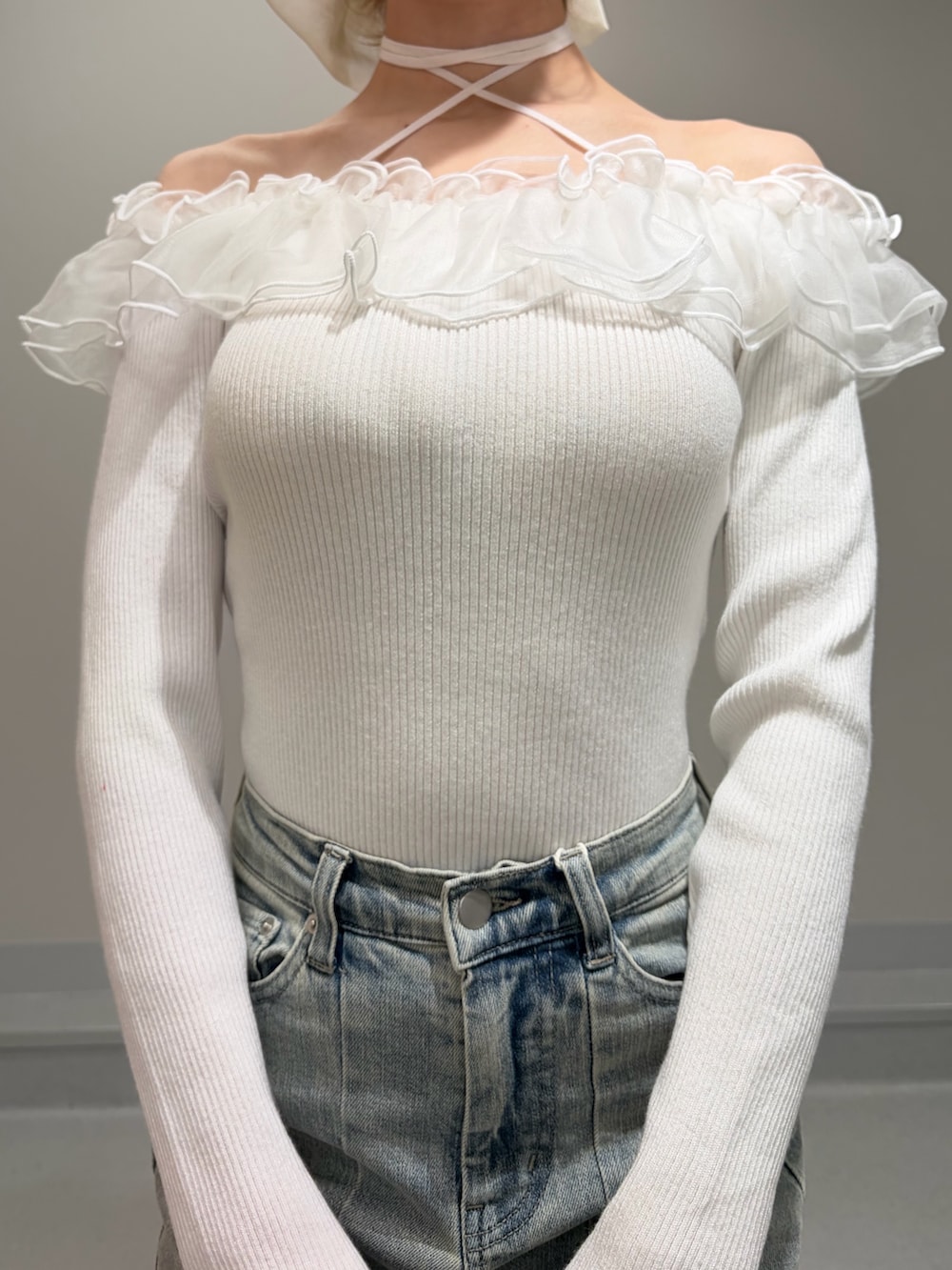 ピンク系のテーラードジャケット、ホワイト系のニット/セーター、ブルー系のデニムパンツを着用したレディースの冬コーディネートの8枚目の写真