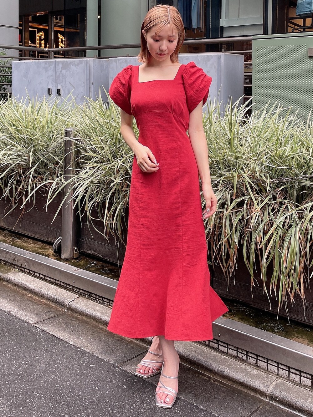 レッド系のワンピース、シルバー系のサンダルを着用したレディースの夏コーディネートの3枚目の写真