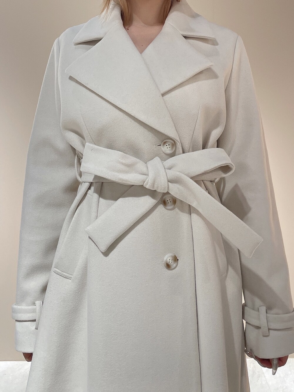 ホワイト系のその他アウター、ホワイト系のワンピース、ベージュ系のブーツを着用したレディースの秋コーディネートの9枚目の写真