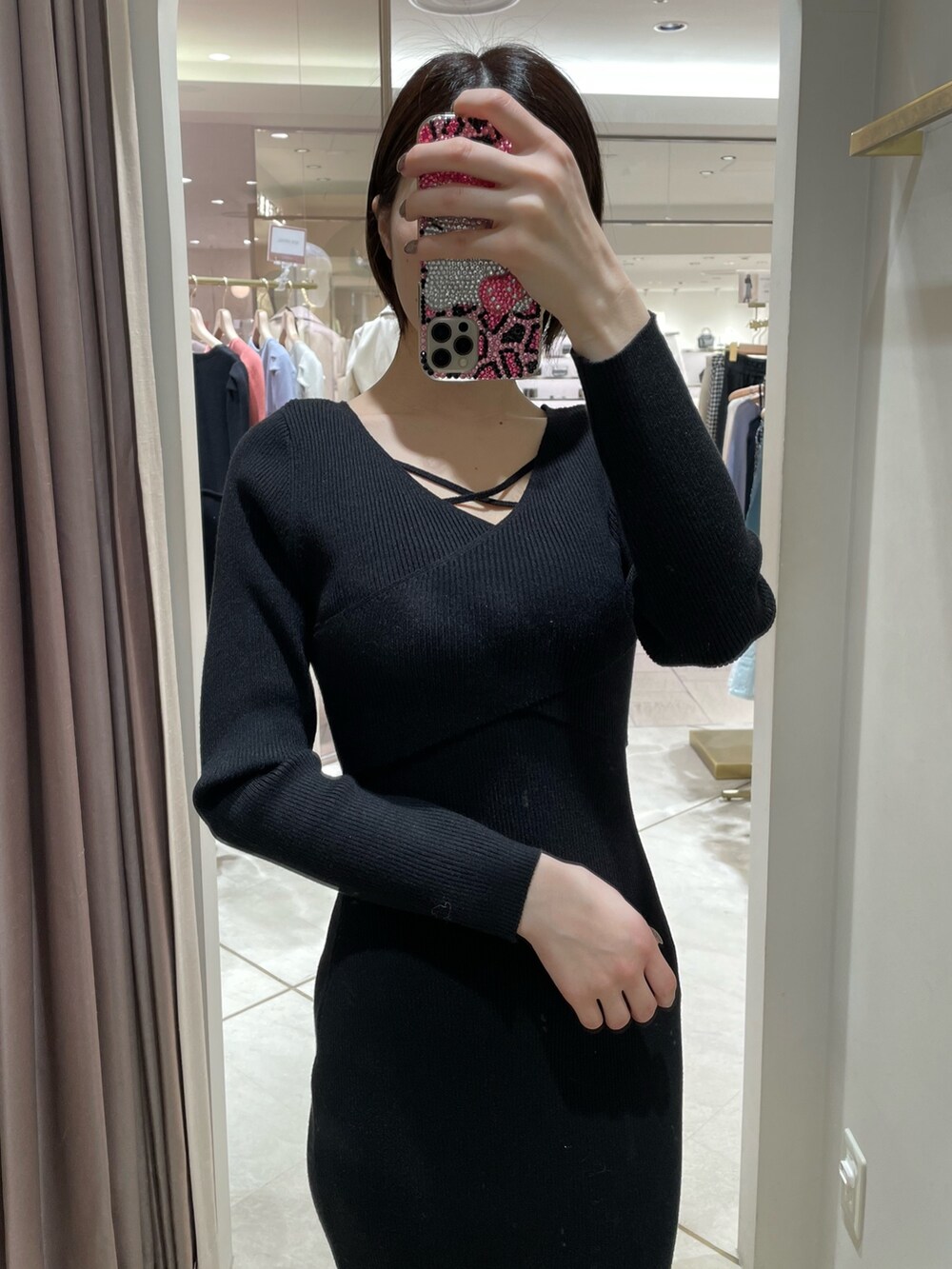 ブラック系のワンピース、ホワイト系のパンプスを着用したレディースの冬コーディネートの5枚目の写真