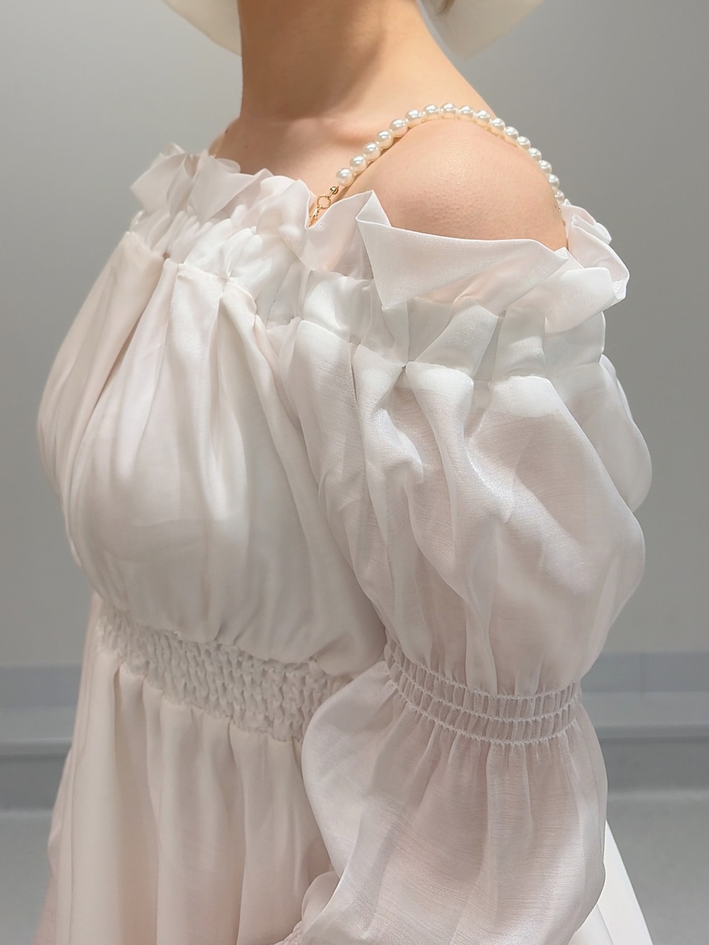 ホワイト系のブーツ、ホワイト系のシャツ/ブラウス、ホワイト系のスカートを着用したレディースの冬コーディネートの7枚目の写真