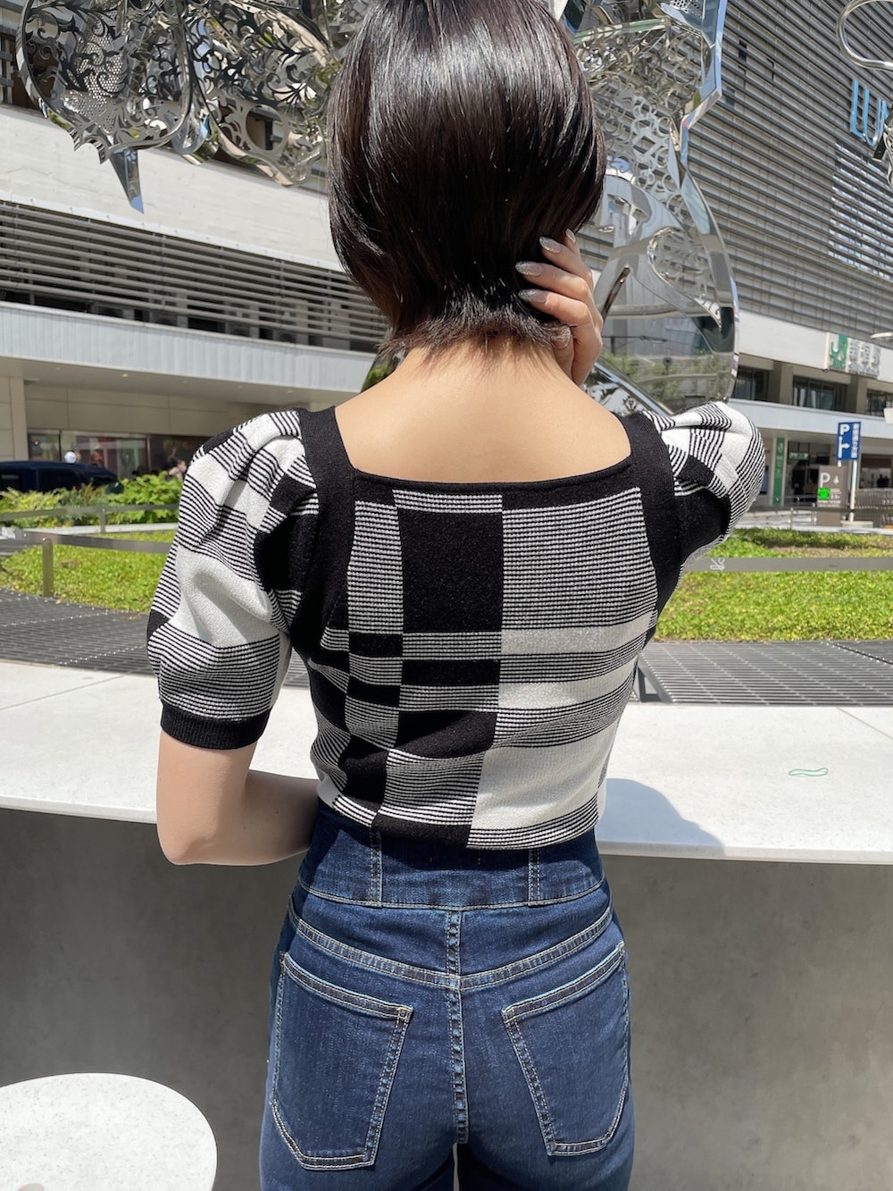 その他のニット/セーター、ホワイト系のサンダル、ブルー系のデニムパンツを着用したレディースの春コーディネートの5枚目の写真