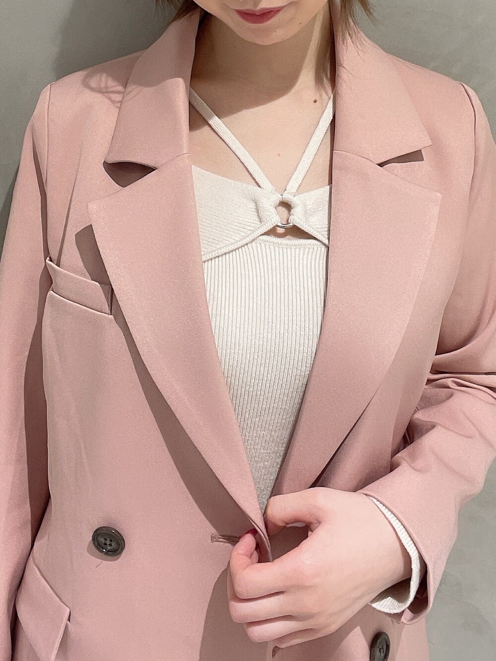 ホワイト系のハンドバッグ、ホワイト系のパンプス、ブルー系のデニムスカートを着用したレディースの冬コーディネートの8枚目の写真