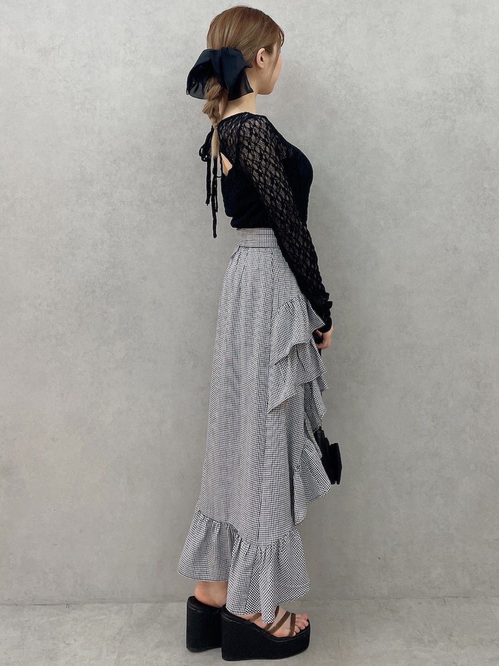 ブラック系のTシャツ/カットソー、その他のスカート、ブラック系のハンドバッグを着用したレディースの春コーディネートの2枚目の写真