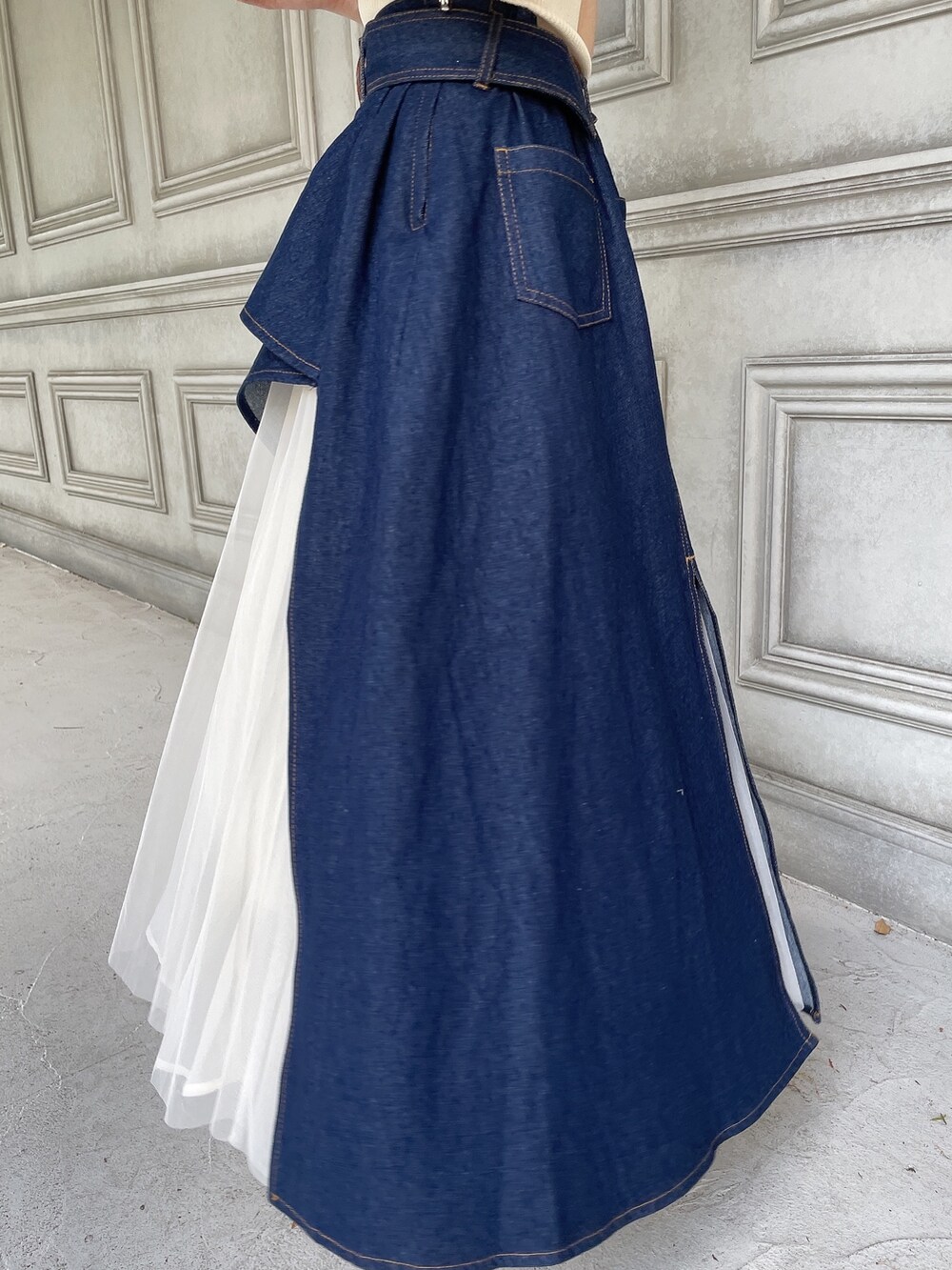 ブルー系のスカート、ホワイト系のニット/セーター、ベージュ系のサンダルを着用したレディースの夏コーディネートの7枚目の写真