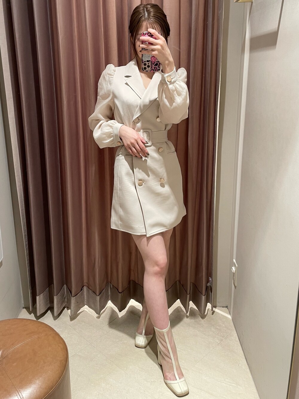 ホワイト系のワンピース、ホワイト系のブーツを着用したレディースの冬コーディネートの5枚目の写真