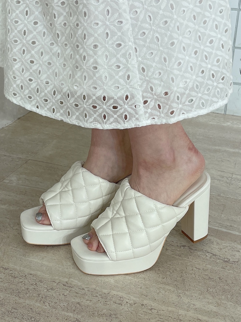 ホワイト系のサンダル、ブルー系のデニムパンツ、ホワイト系のシャツ/ブラウスを着用したレディースの夏コーディネートの10枚目の写真