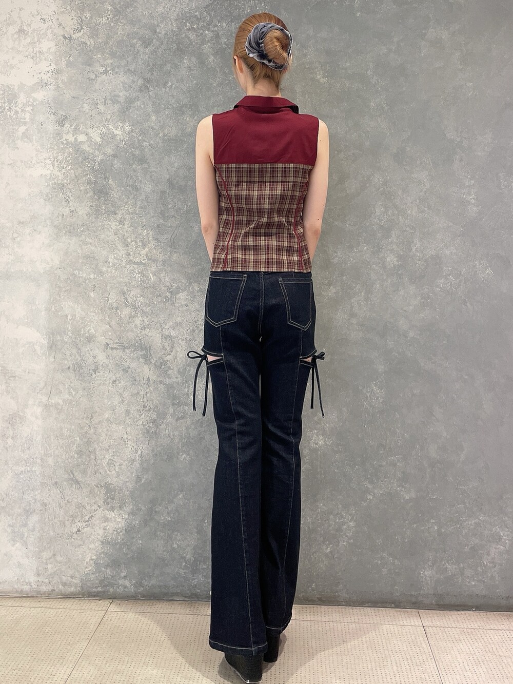 レッド系のシャツ/ブラウス、ブルー系のデニムパンツ、ブラック系のサンダルを着用したレディースの夏コーディネートの4枚目の写真