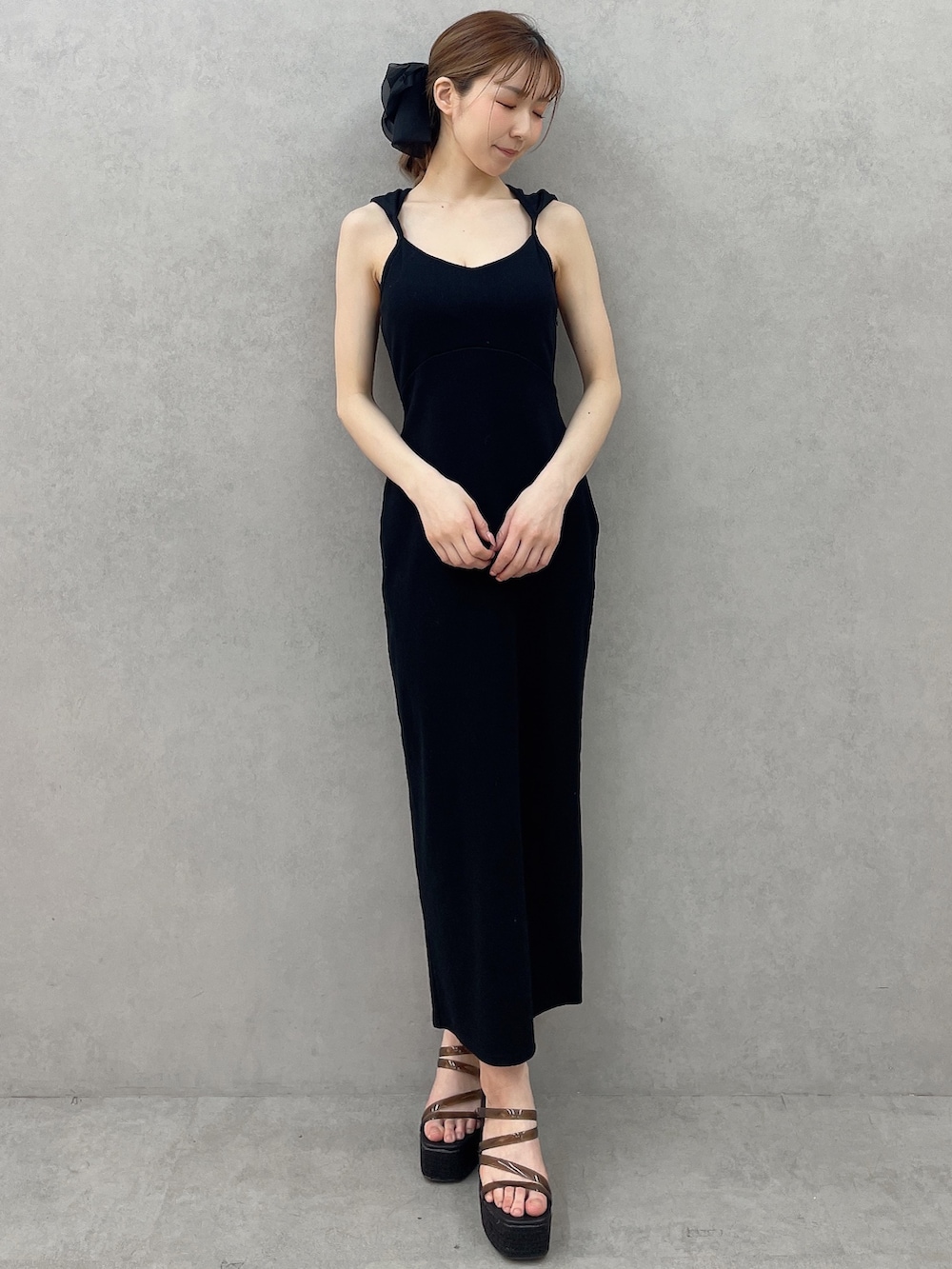 ブラック系のワンピース、ブラック系のサンダル、ブラック系のバレッタ/ヘアクリップを着用したレディースの春コーディネートの4枚目の写真