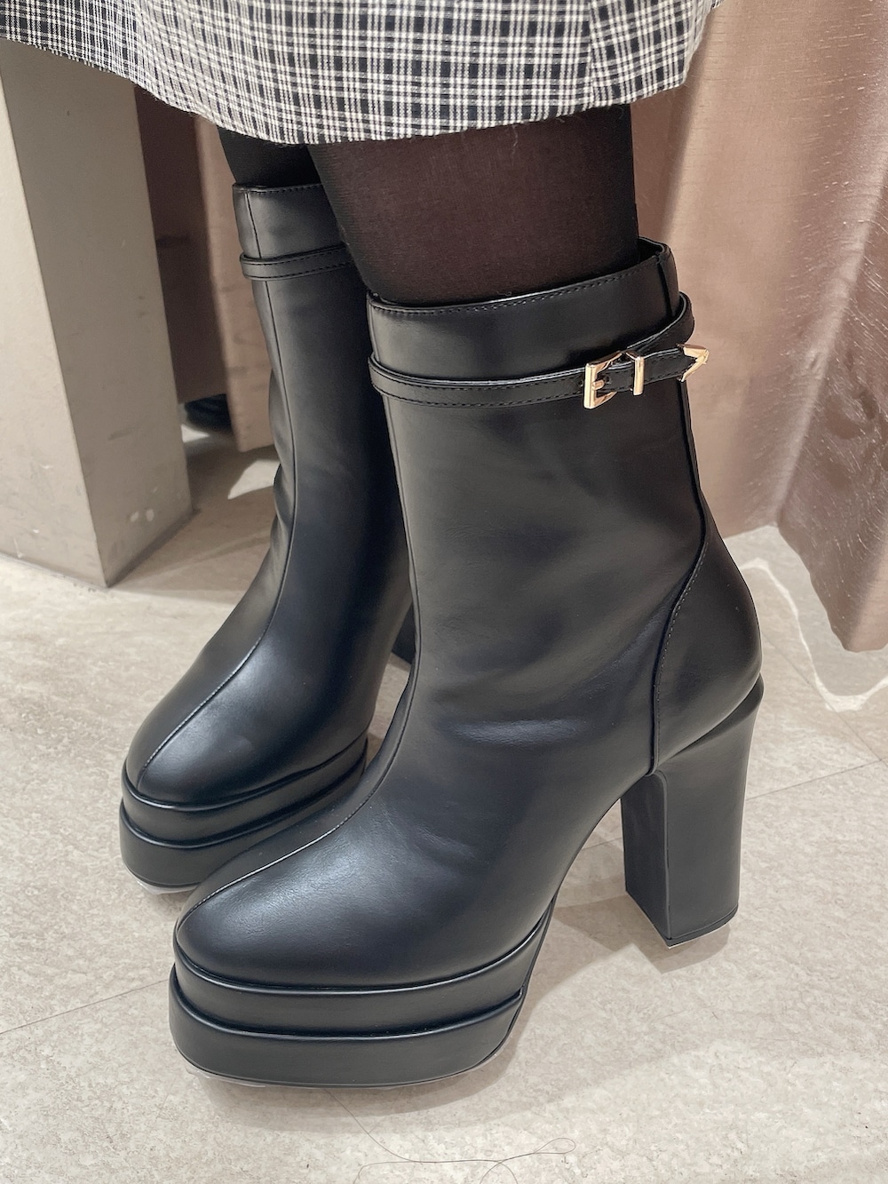 ブラック系のニット/セーター、その他のスカート、ブラック系のブーツを着用したレディースの冬コーディネートの6枚目の写真