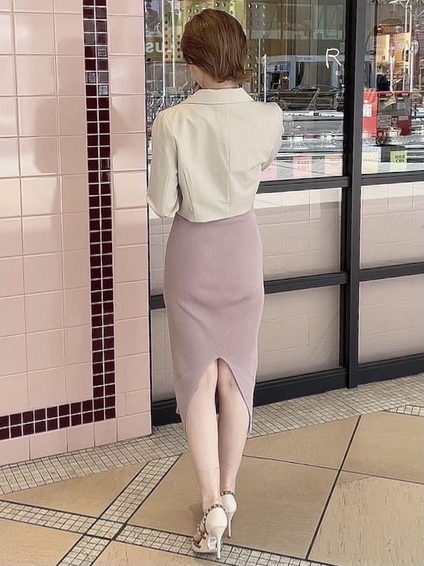 ピンク系のワンピース、ホワイト系のパンプス、ホワイト系のテーラードジャケットを着用したレディースの春コーディネートの3枚目の写真