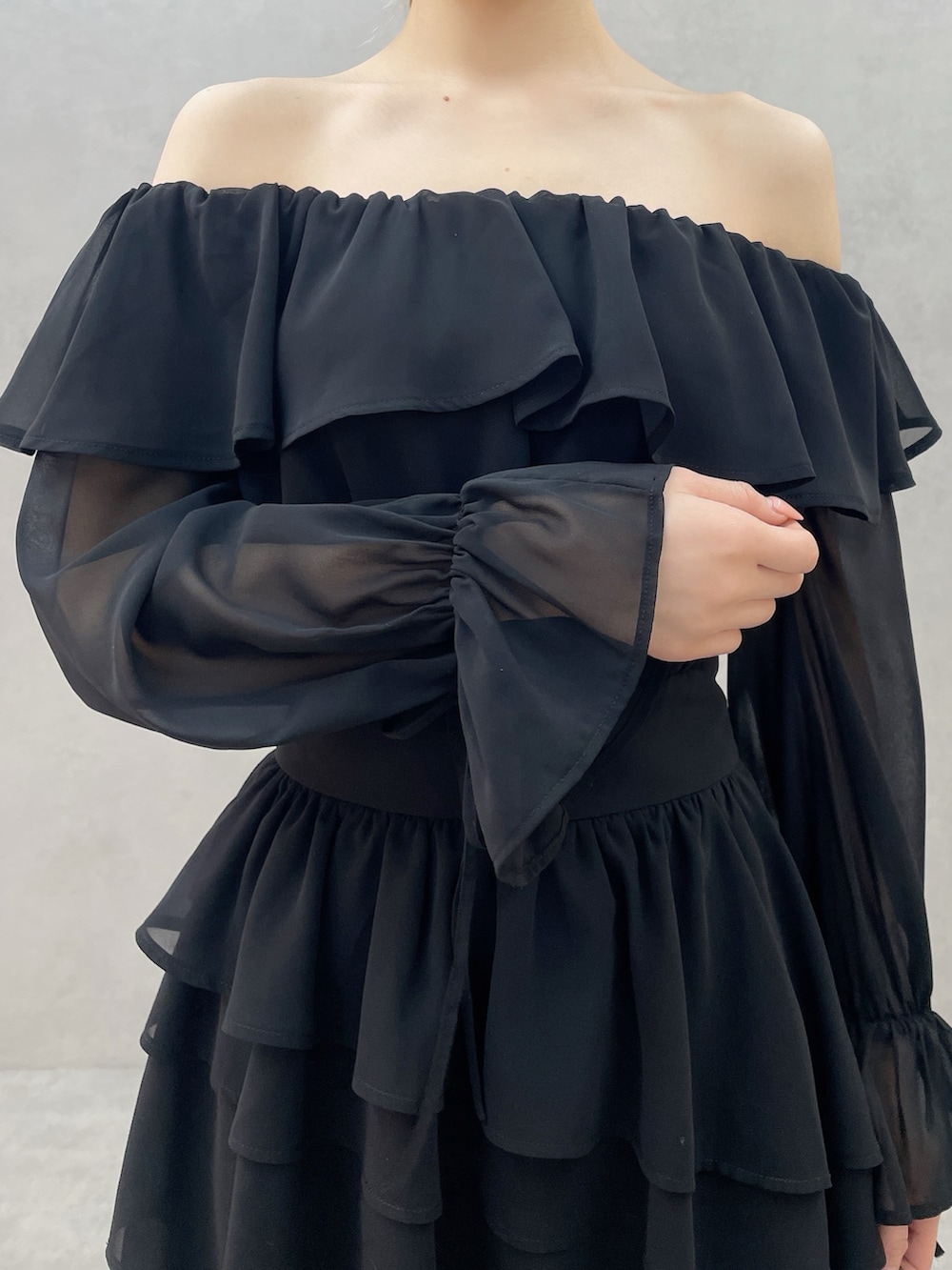 ブラック系のワンピース、ブラック系のハンドバッグ、ブラック系のサンダルを着用したレディースの春コーディネートの6枚目の写真