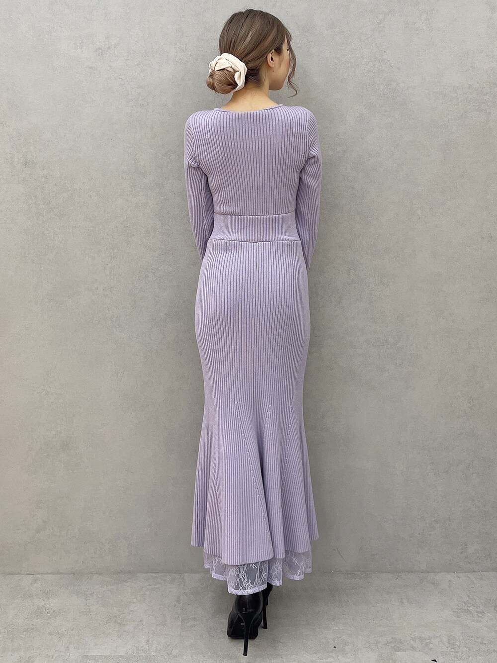 パープル系のワンピース、ブラック系のブーツを着用したレディースの秋コーディネートの5枚目の写真