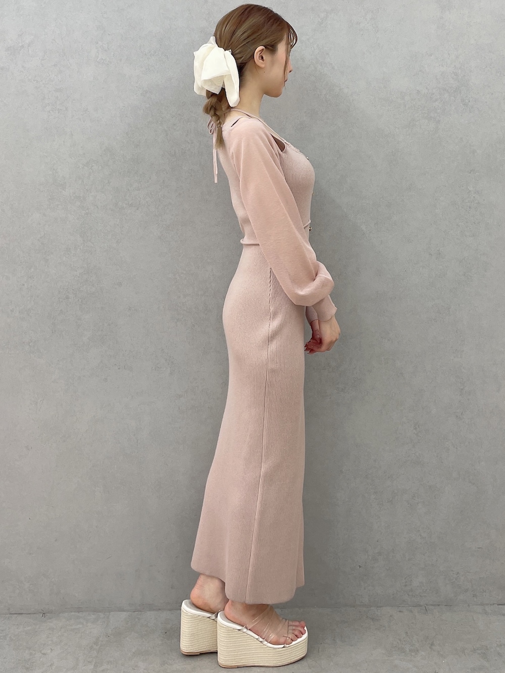 ピンク系のワンピース、ホワイト系のサンダル、ホワイト系のバレッタ/ヘアクリップを着用したレディースの春コーディネートの3枚目の写真