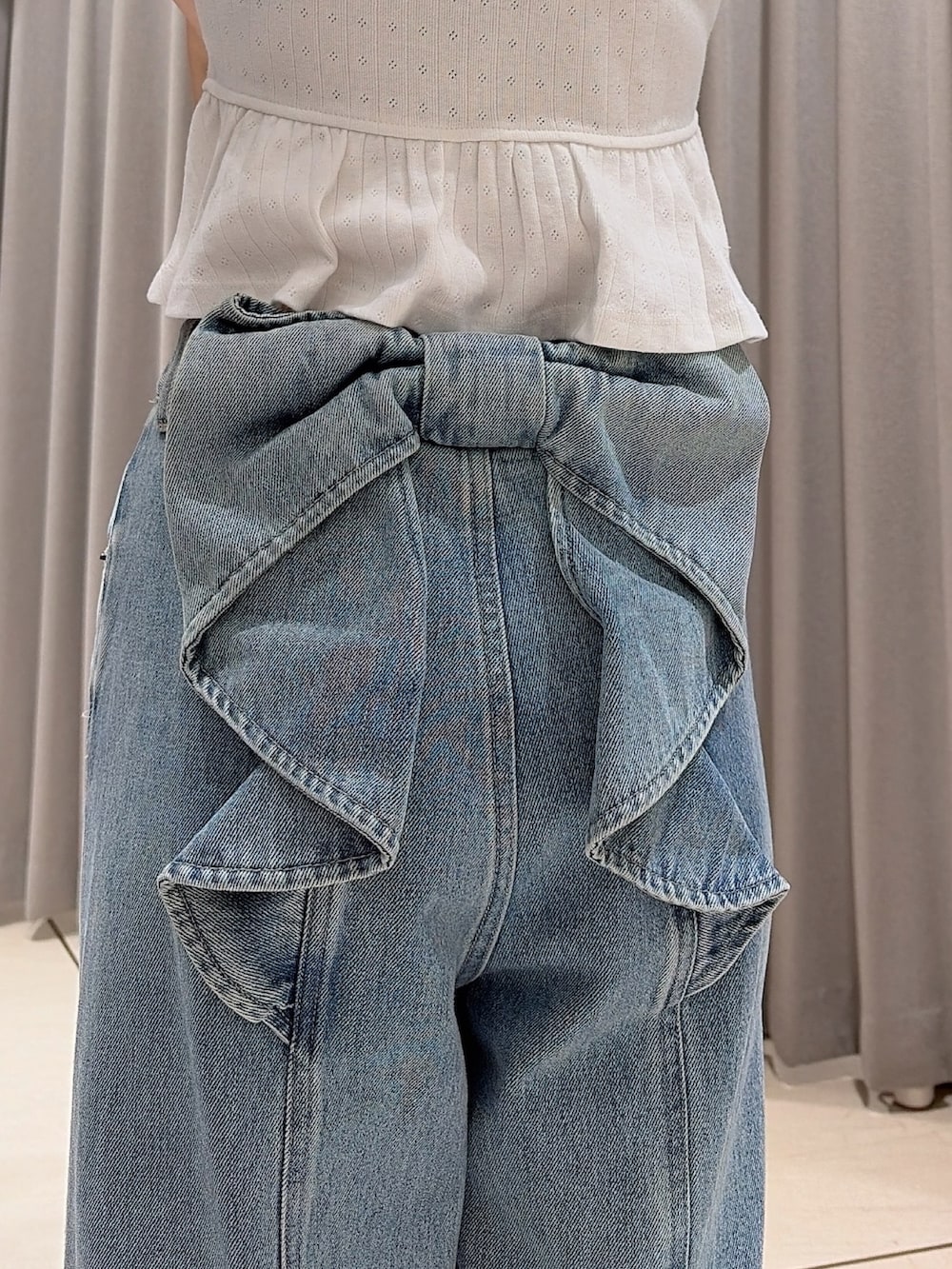 ホワイト系のTシャツ/カットソー、ブルー系のデニムパンツ、ベージュ系のサンダルを着用したレディースの夏コーディネートの6枚目の写真